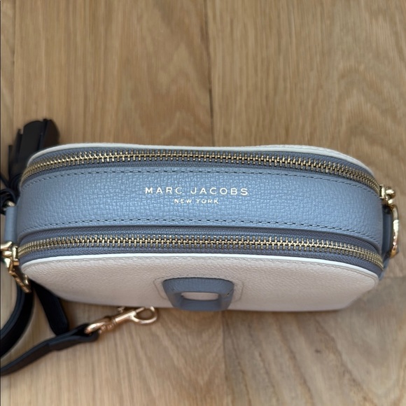 Marc Jacobs Cream and Gray Crossbody Bag with Minimalist Design - Picture 3 of 5